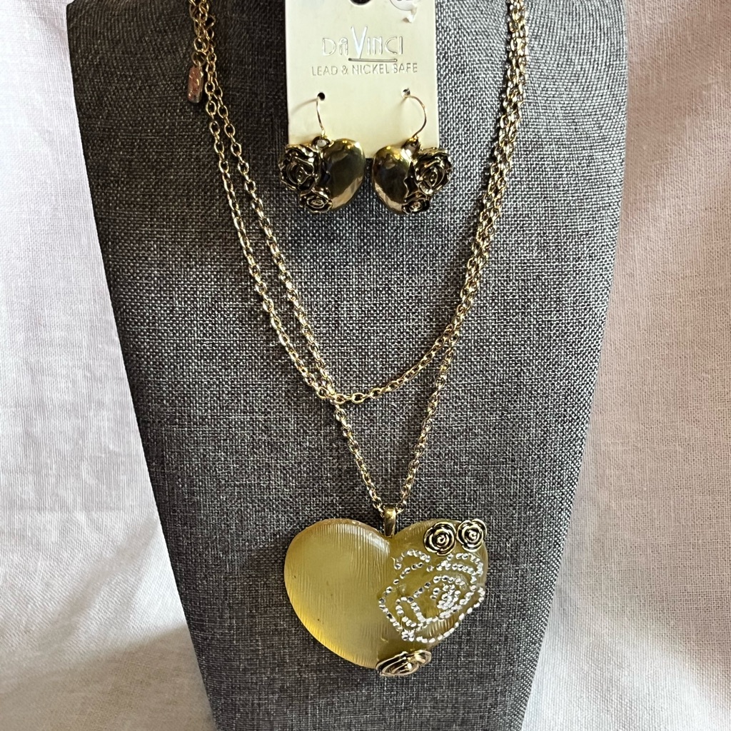 Davinci 32 Gold Layered Heart Necklace 15$